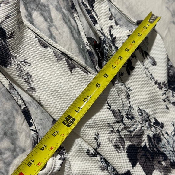 Love Black & White Floral V-Neck Cropped Tank - Picture 5 of 6